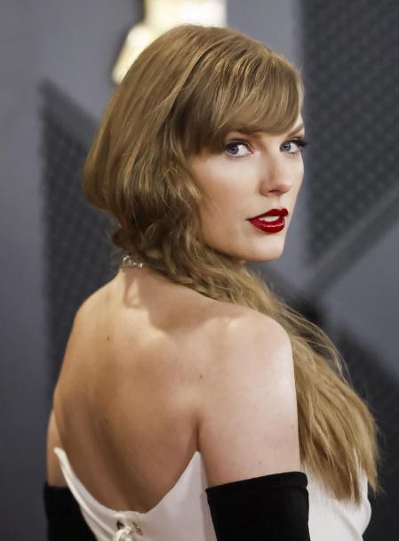 Taylor Swift en la alfombra roja de los premios Grammy
