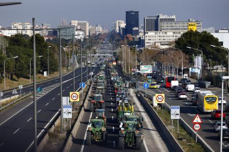 Decenas de tractores entran a Barcelona por la Avenida Diagonal durante la marcha agrícola formada por un millar de tractores que se dirige a Barcelona (07/02/2024)