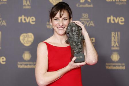 Malena Alterio posa feliz con su Goya