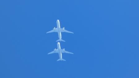 Dos aviones volando como si fueran uno detrás del otro.