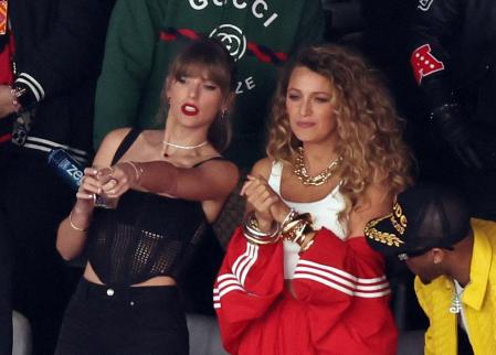 Taylor Swift y Blake Lively en el partido de la Super Bowl