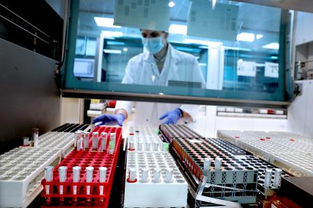 foto XAVIER CERVERA 13/05/2020 Laboratori de Referencia de Catalunya (poligon Mas Blau, El Prat de Llobregat), analisis de Covid-19 durante la crisis sanitaria de coronavirus en la imagen, el transportista llega al LRC con muestras q pueden provenir de diez hospitales adscritos (entre ellos el Hospital del Mar) y decenas de CAPs, y tecnicas de laboratorio con EPI pertinente, lo recogen ,abren y distribuyen, en sala o zona pre-analitica, recepcionando muestras (detalle) El LRC ofrece a los centros sanitarios y a sus profesionales la información en análisis clínicos que necesitan como soporte al diagnóstico y a las decisiones clínicas que les ayudaran a mejorar la atención a los usuarios. El LRC dispone de una red de Laboratorios Hospitalarios y de un Laboratorio Central de Referencia. Pone a disposición de sus clientes un amplio catálogo de pruebas de todas las áreas de conocimiento: Bioquímica, Inmunoensayo, Hematologia, Hemostasia, Autoinmunidad, Inmunologia, Alergia, HPLC, IFI, ELISA, Toxicología, Citometría de Flujo, Nefelometría, Microscopia, Electroforesis, Microbiología, Serología, Biología molecular, Citología hematológica, Citogenética, Farmacogenética, etc. A través de convenios de innovación diagnóstica con el Hospital del Mar y IMIM-PRBB que garantizan la transferencia de conocimiento de la investigación en la práctica diaria, el LRC se prepara para el diagnóstico del futuro y puede ofrecer determinaciones de avanguarda.