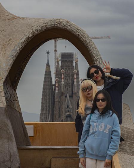 Vista de la Sagrada Família desde el arco de la azotea de la Pedrera.