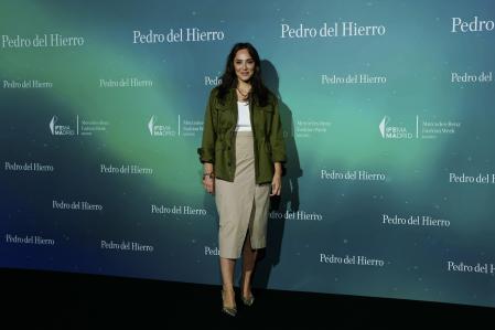 Tamara Falcó con una falda midi beige y una chaqueta de estilo militar en el desfile de Pedro del Hierro