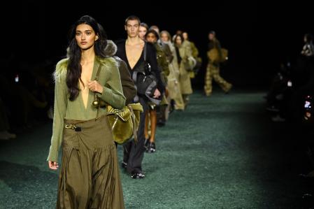 Neelam Gill camina por la pasarela en el desfile de Burberry durante la Semana de la Moda de Londres