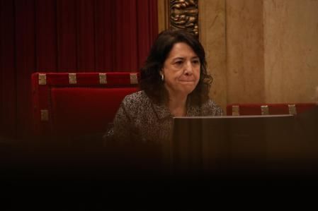La presidenta del Parlament, Anna Erra, durant el ple