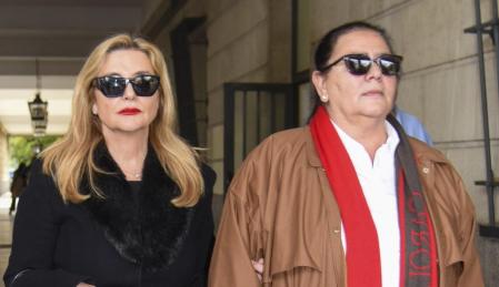 María del Monte e Inmaculada Casal, abandonando los Juzgados de Sevilla tras declarar.