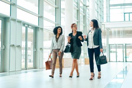 Tres mujeres saliendo de la oficina.