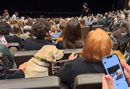 Perro guía en el TNC.