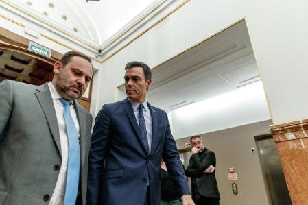 El presidente del Gobierno, Pedro Sánchez, junto al exministro José Luis Ábalos en una imagen de febrero del 2020