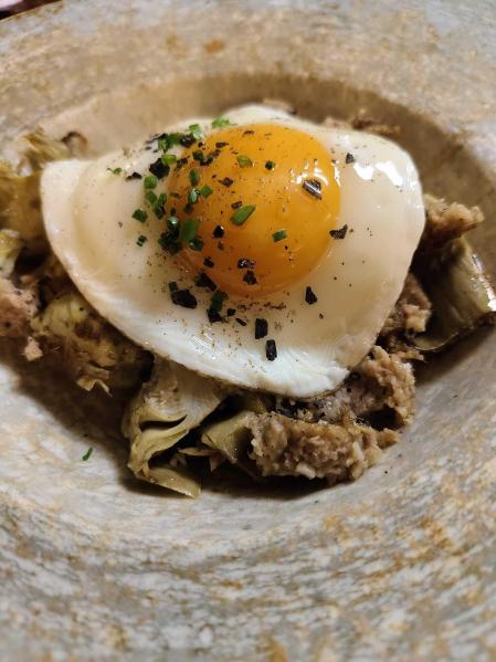 Carxofes amb botifarra del perol, alls tendres i ou ferrat terra d'escudella