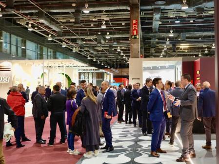 Visitantes en la feria Cevisama 2024