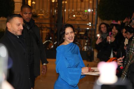 Rosalía con el vestido azul a la salida de su hotel en París