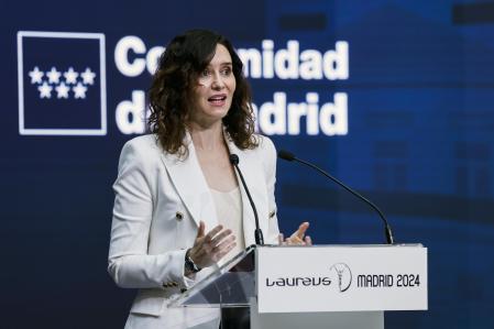 La presidenta de la Comunidad de Madrid, Isabel Díaz Ayuso (d), durante el acto en el que se han dado a conocer los nominados a los Premios Laureus, este lunes en la Real Casa de Correos de Madrid