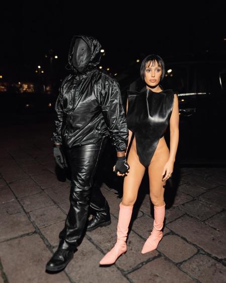 El cantante Kanye West junto a su esposa Bianca Censori en Milán, durante la semana de la moda