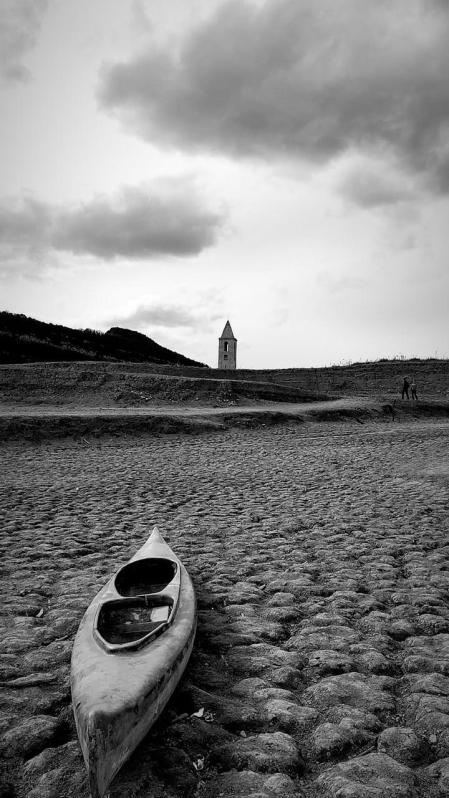 El drama de la sequía en el pantano de Sau en blanco y negro.
