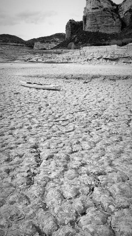 El drama de la sequía en el pantano de Sau en blanco y negro.