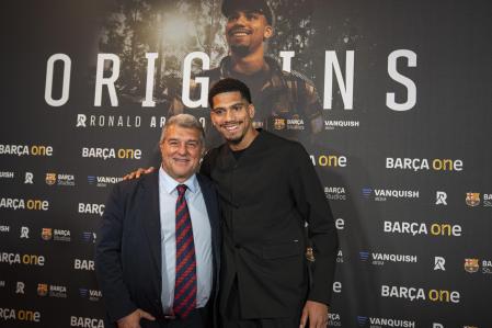 Joan Laporta y Ronald Araújo en la presentación del documental 