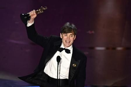 Cillian Murphy posa feliz con su Oscar