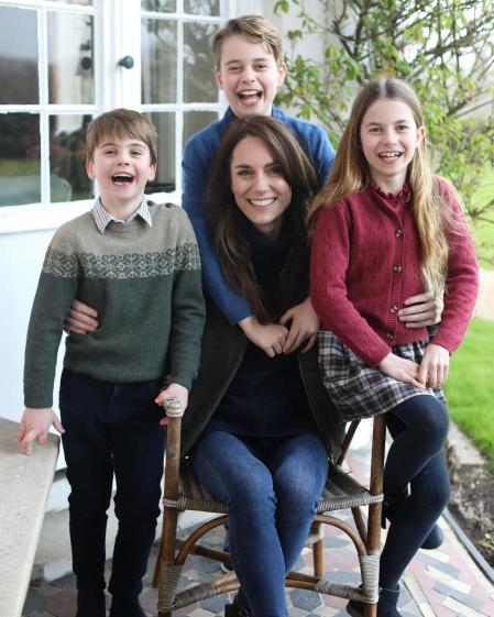 Las principales agencias de prensa ya han retirado la imagen oficial de Kate Middleton junto a sus tres hijos, afirmando que la fotografía original ha sido editada.