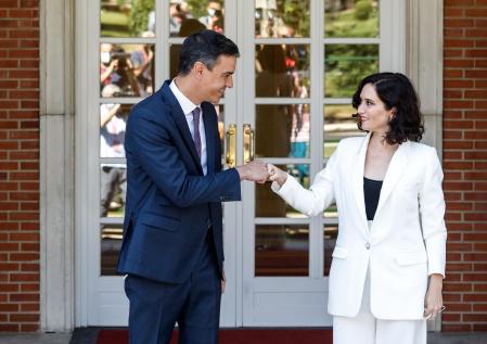 El presidente del Gobierno, Pedro Sánchez, y la presidenta madrileña, Isabel Díaz Ayuso, en una reunión en La Moncloa en julio del 2021
