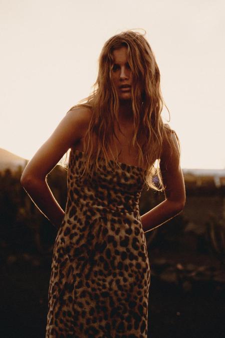 Vestido de estampado leopardo de Zara
