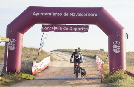 Alberto y Riku durante la carrera de bikejoring en Navalcarnero