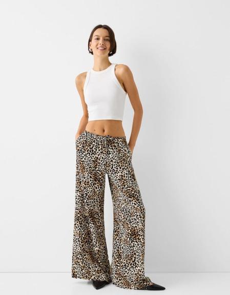 Pantalón de estampado leopardo de Bershka