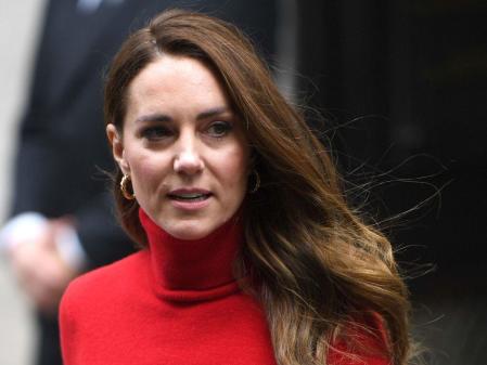 La princesa de Gales con jersey de cuello alto en color rojo