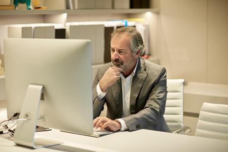 'Silvers' en el trabajo: ¿pueden sortear la brecha generacional con los compañeros más jóvenes?