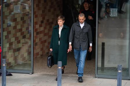 Dani Alves sale de prisión tras abonar una fianza de un millón de euros.