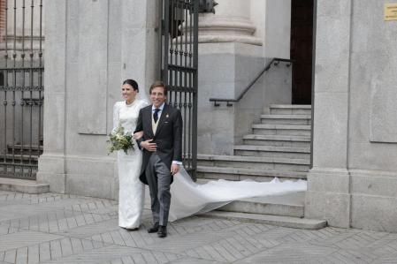 Teresa Urquijo y José Luis Martínez-Almeida en su salida del templo, como marido y mujer