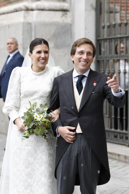 El alcalde de Madrid, José Luis Martínez Almeida, y su esposa, Teresa Urquijo, a su salida de la iglesia de San Francisco de Borja de Madrid tras contraer matrimonio este sábado en Madrid