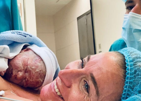 Una madre con el recién nacido en conctacto, en el Hospital de Mataró  .