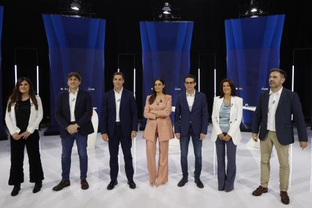 BILBAO, 10/04/2024.- Los candidatos (i-d) Miren Gorrotxategi (Elkarrekin Podemos), Eneko Andueza (PSE-EE), Imanol Pradales (EAJ-PNV), la presentadora Nerea Reparaz, Pello Otxandiano (EH Bildu), Laura Garrido (PP) y Andeka Larrea (Sumar), durante el segundo gran debate televisado de cara a las próximas elecciones al Parlamento Vasco, hoy miércoles en el plató de ETB1, en Bilbao. EFE/ Luis Tejido