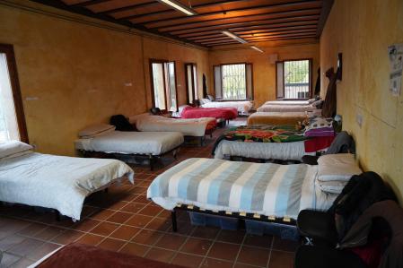 Interior del albergue de Can Bufí Vell de Badalona  .