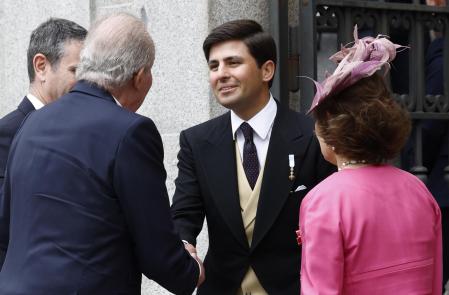 Juan Urquijo saluda al rey emérito el día de la boda de su hermana Teresa con José Luis Martínez Almeida