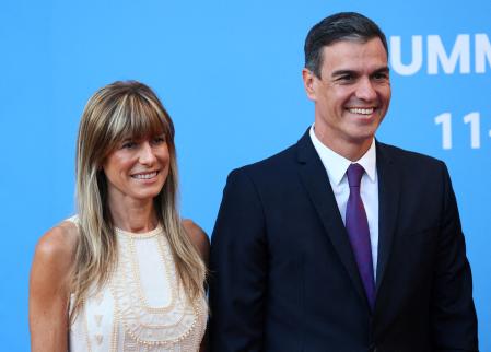 El presidente del Gobierno, Pedro Sánchez, junto a su mujer, Begoña Gómez, en una cumbre de la OTAN