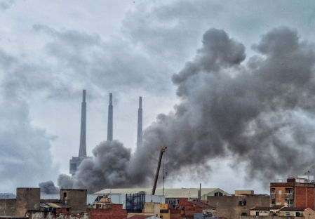 Las Tres Chimeneas del Besòs entre el humo.