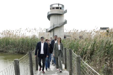 Mijoler, Albiach y otros miembros de los comunes paseando por los espacios naturales de El Prat de Llobregat