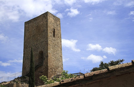 Vista de la torre del castillo de Ardèvol.