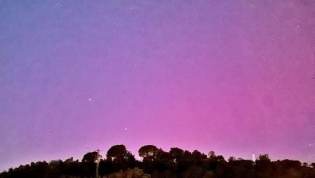 Cielo de auroras boreales en Sant Celoni.