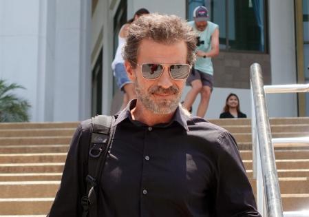 Koh Samui (Thailand), 02/05/2024.- Spanish actor Rodolfo Sancho, father of Daniel Sancho Bronchalo, leaves after his son's alleged murder case court trial at Koh Samui Provincial Court in Koh Samui island, Thailand, 02 May 2024. The Thai court began the trial for a criminal case after Thai police arrested 29-year-old Spanish chef Daniel Sancho Bronchalo in August 2023, who is accused of the murder of Colombian surgeon Edwin Arrieta Arteaga in Thailand, including dismembering his body before dumping some parts in a rubbish dump and other parts, including his head, in the sea, according to a police statement. (España, Tailandia) EFE/EPA/SITTHIPONG CHAROENJAI
