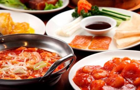 Primer plano de diferentes platos típicos de la gastronomía asiática.