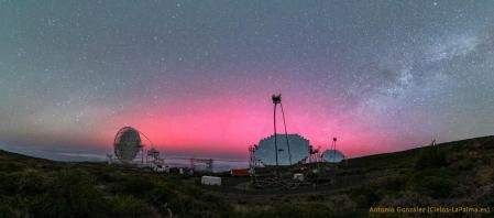 La luz de la aurora aparece como fondo en esta fotografía tomada, el 10 de mayo, desde el observatorio de Roque de los Muchachos en la isla de La Palma