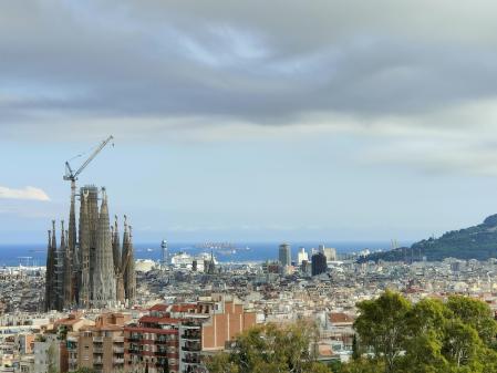 Vista de Barcelona, con la gran grúa de la Sagrada Familia.
