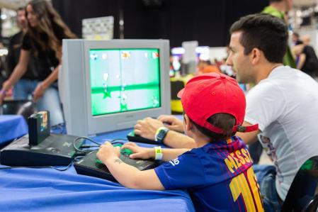 La feria RetroBarcelona ofrece la posibilidad de revivir la experiencia de jugar a todo tipo de consolas, ordenadores y máquinas arcade clásicas
