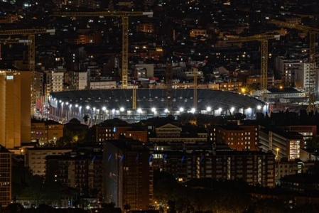 La metamorfosis nocturna del Camp Nou en obras.