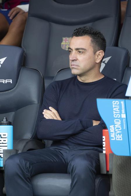 Xavi Hernández, con el semblante serio, ayer en Montjuïc