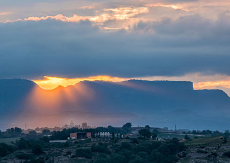 Los rayos del amanecer en el Cabrerès.
